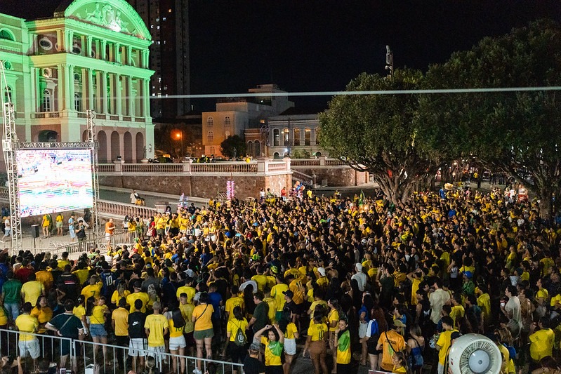 Torcida amazonense se reúne para apoiar o Brasil no Largo de São Sebastião