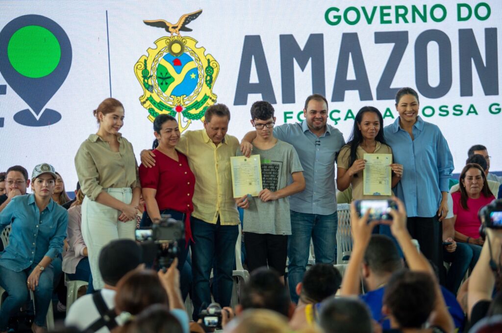 Programa Governo Presente entrega R$23 mil em crédito e certidões em Manaus