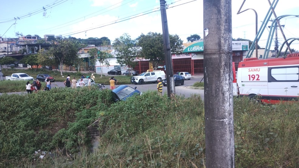 Carro cai em vala após colisão e deixa dois feridos no Nova Cidade