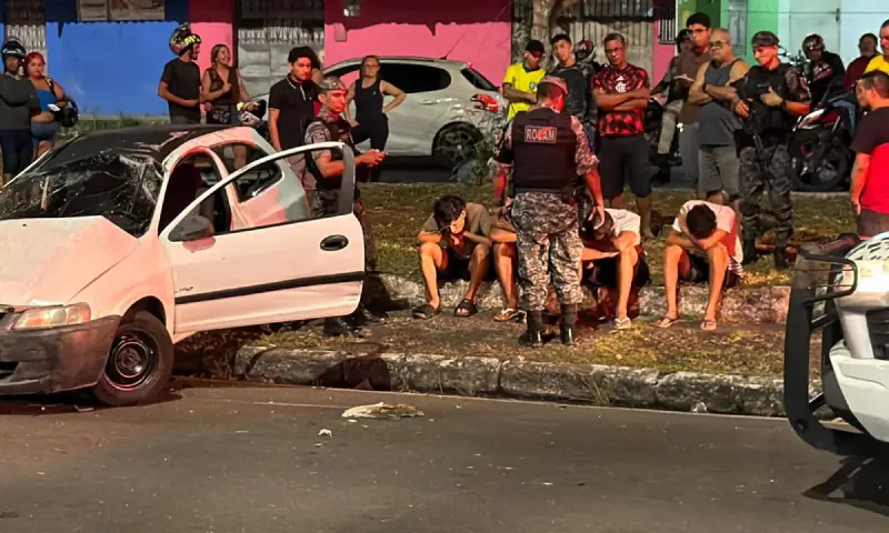 Adolescentes em carro furam sinal e causam acidente com motociclista em Manaus