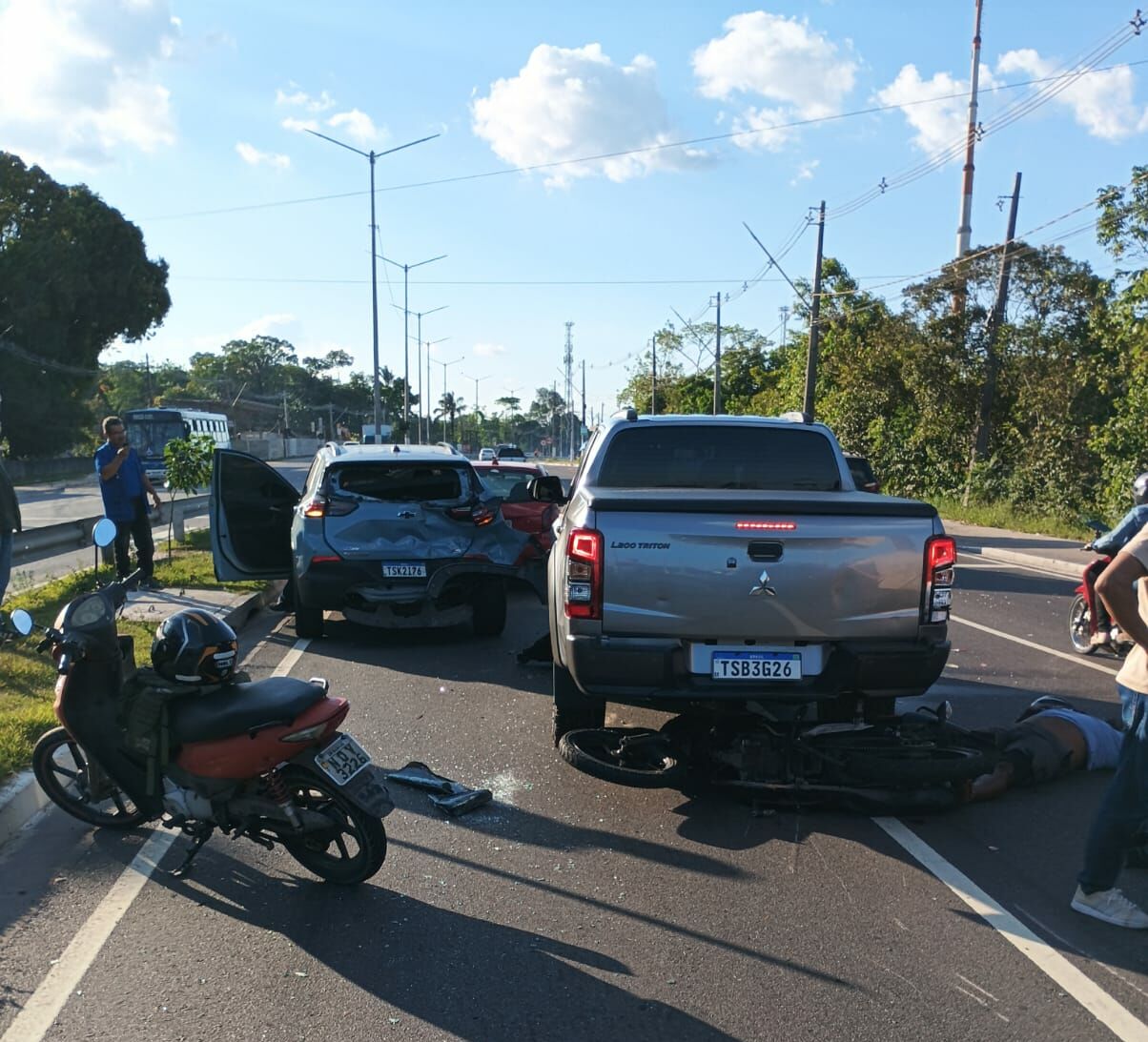 Motociclista fica ferido em engavetamento na Avenida do Turismo, em Manaus
