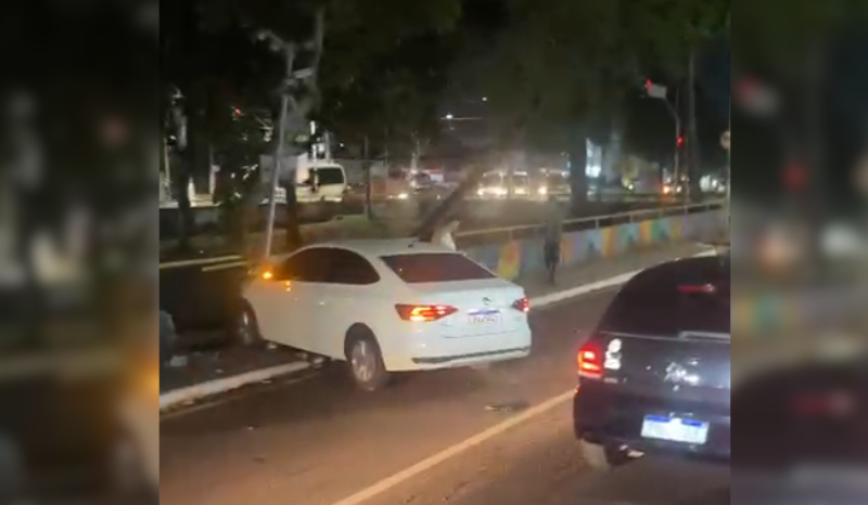 Colisão entre veículos danifica radar e causa congestionamento na Avenida Brasil