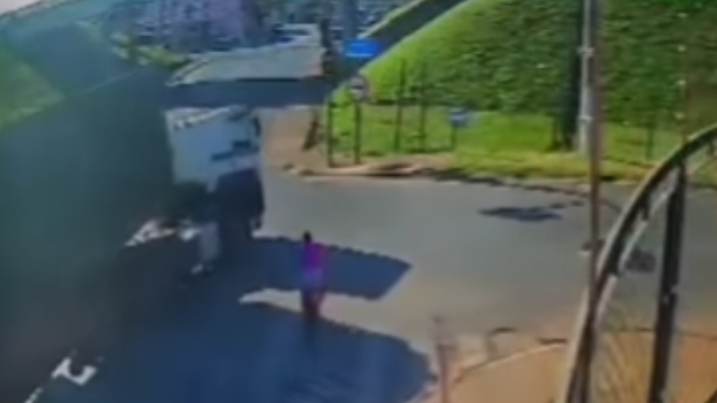 Adolescente de 15 anos morre após ser atropelada por caminhão em SP