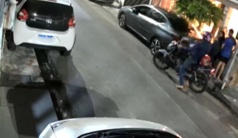 Casal é assaltado em Manaus e criminoso dispara para intimidar vítimas