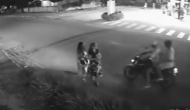Câmeras registram assalto a duas mulheres no bairro Jauary, em Itacoatiara