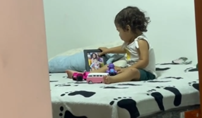 Vídeo mostra criança brincando com foto da irmã falecida em Manaus