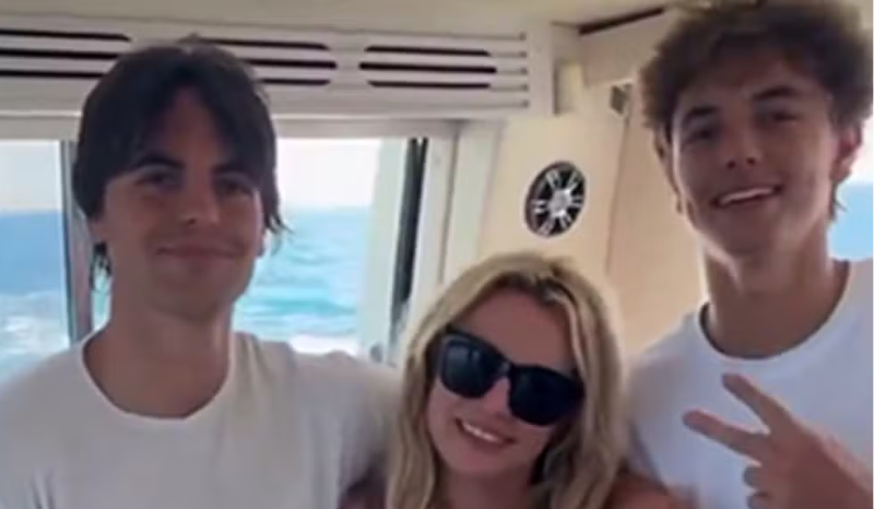 Filho de Britney Spears desmente teoria de clonagem da mãe em live
