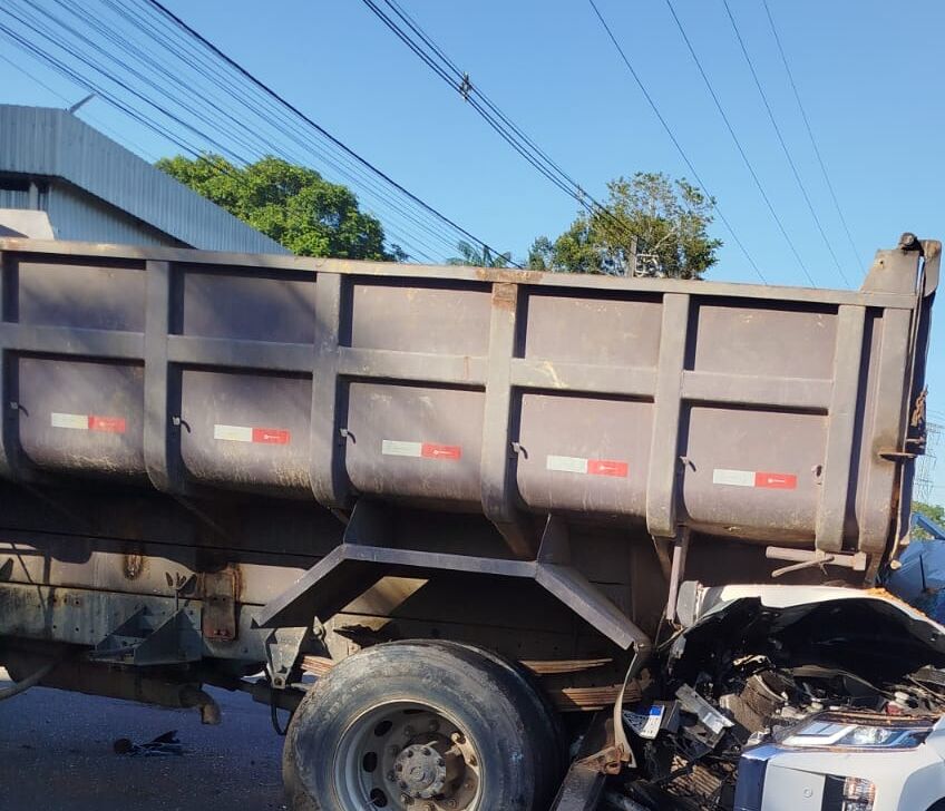 Acidente entre carro e caminhão na AM-010 deixa apenas danos materiais