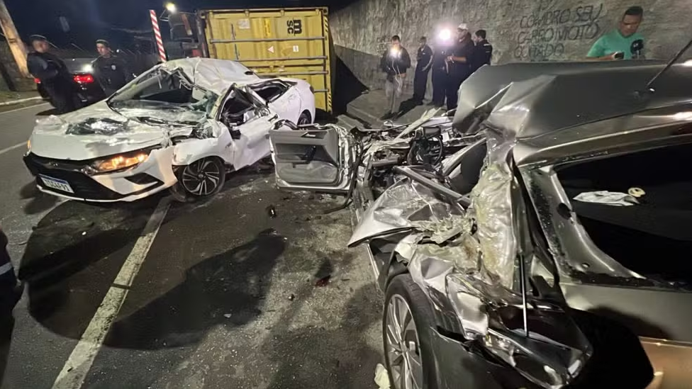 Carreta tomba sobre carros em Manaus e deixa feridos presos às ferragens