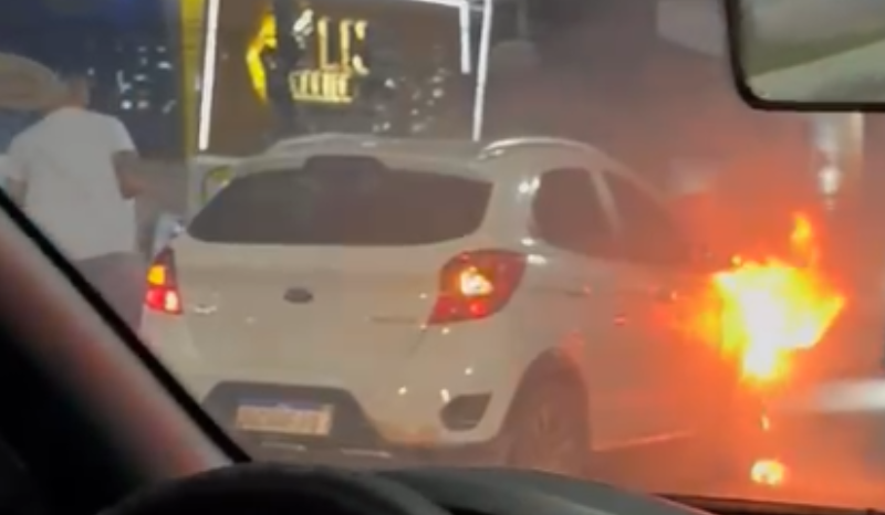Princípio de incêndio atinge carro próximo ao HPS Platão Araújo em Manaus