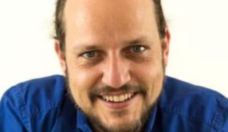 Ator Edward Boggiss, famoso por Sandy e Junior, falece aos 49 anos