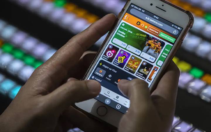Cuidadora é presa por desviar R$ 100 mil de idosa para apostas online