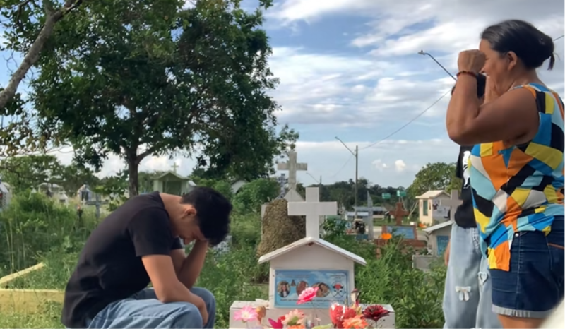 Thales Giovanne comemora aprovação na OAB ao lado do túmulo da mãe e avó