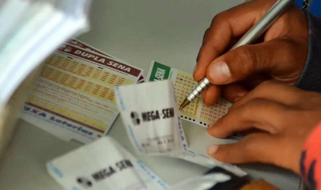 Mega-Sena sorteia prêmio estimado em R$ 165 milhões neste domingo