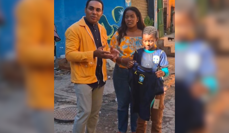 Menino de 9 anos que fez camisa da Seleção com retalhos recebe uniforme oficial