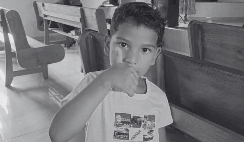 Criança de 6 anos vítima de golpe de terçado pelo pai morre em Itapiranga