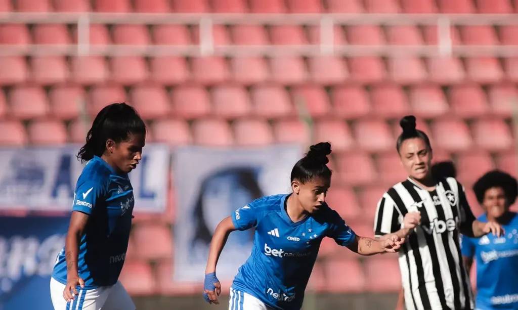 Cruzeiro goleia Botafogo e brilha no Brasileirão Feminino