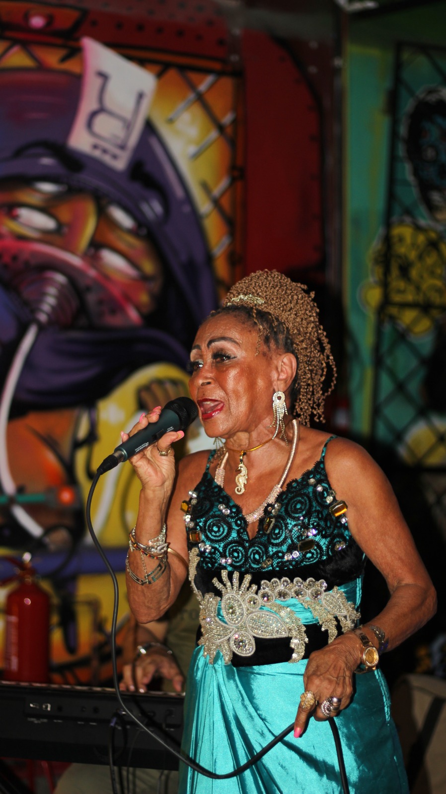 Encruzilhada Bar em Manaus homenageia ícones da MPB em agosto