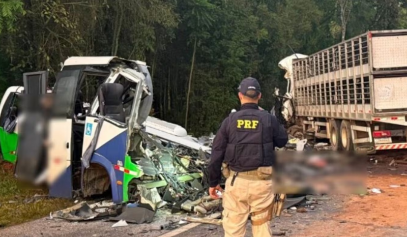 Colisão entre ônibus e carreta deixa 23 mortos na BR-373 no Paraná