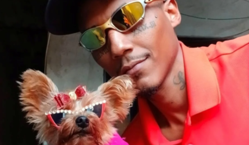 Entregador viraliza ao adotar cachorrinha após reabilitação