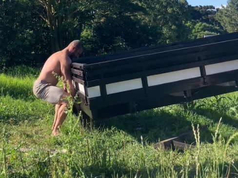 Jovem impressiona ao levantar caminhonete e pai viraliza nas redes sociais