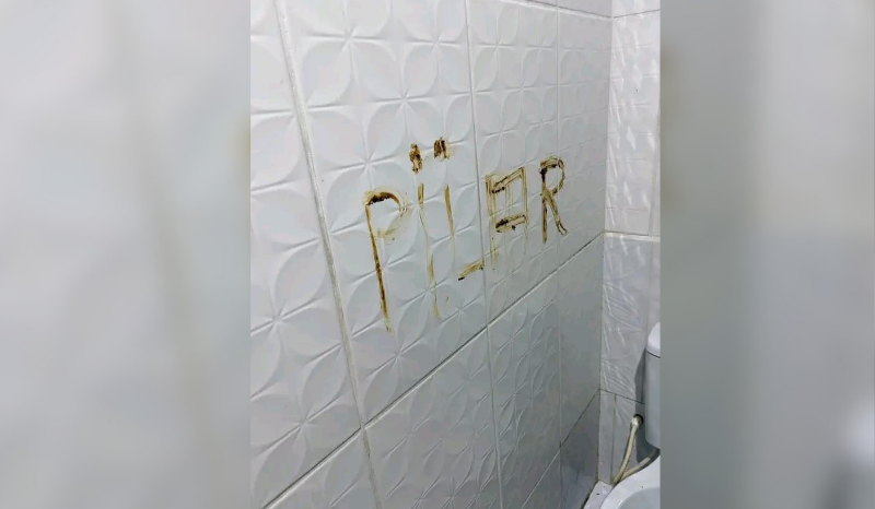 Nome Pilar escrito com fezes em banheiro de casa de show em Manaus