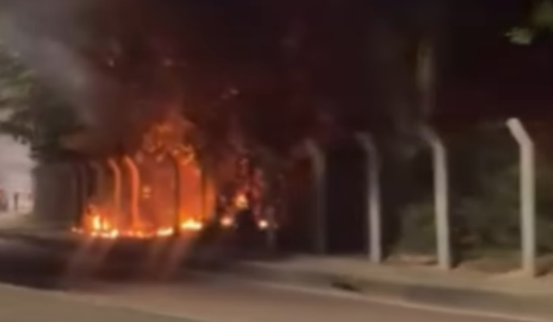 Incêndio atinge vegetação na Bola das Letras em Manaus