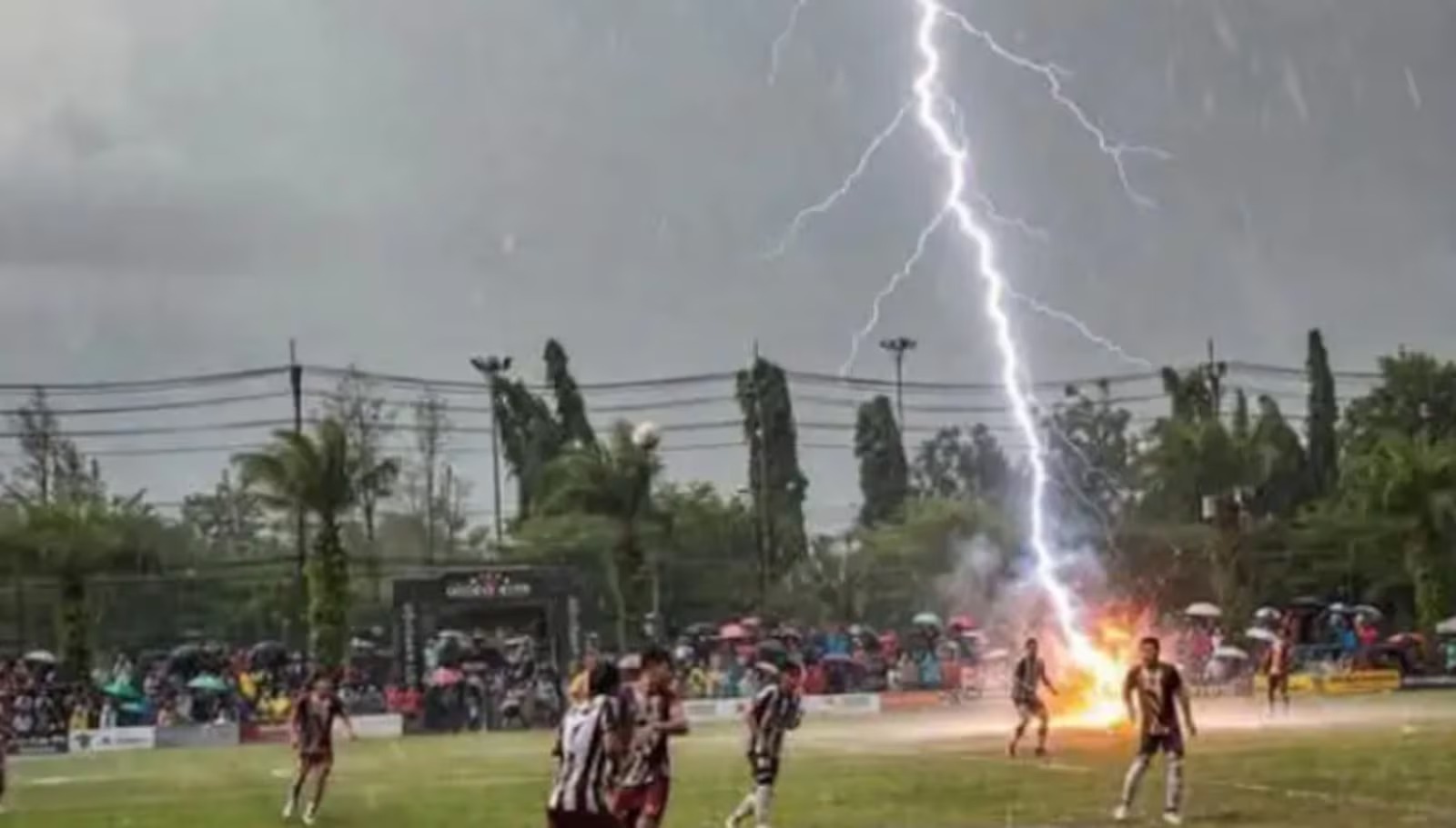 Raio atinge jogo de futebol na Tailândia, causando morte e ferimentos