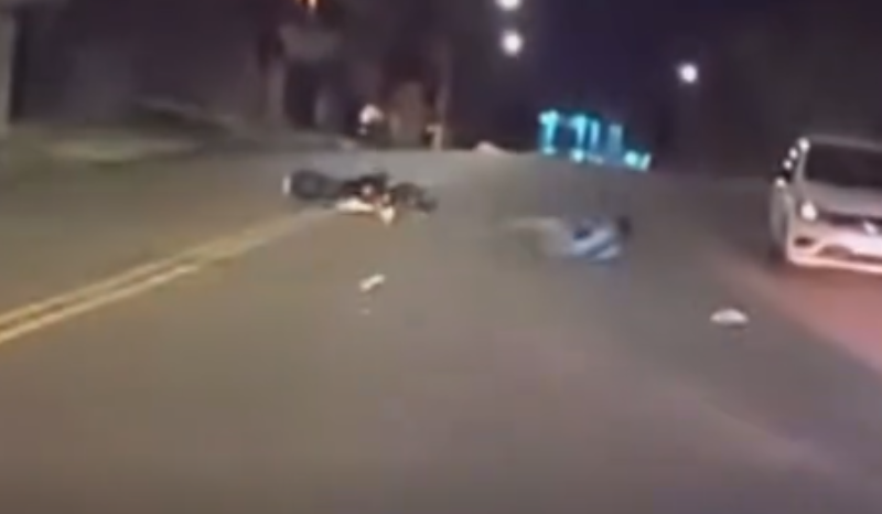 Motociclista tenta escapar da PM em Manaus e acaba caindo no asfalto