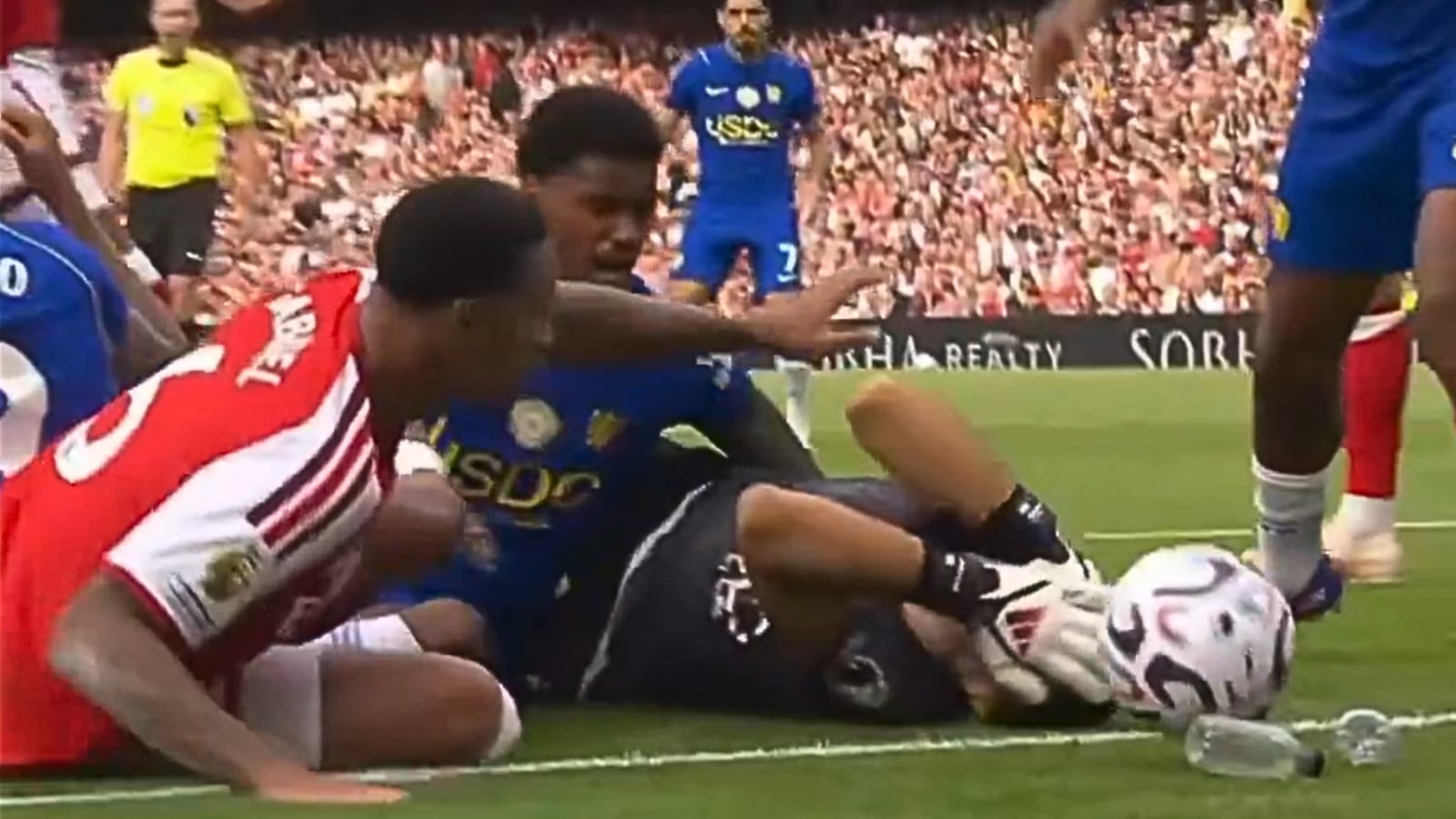 Gabriel Magalhães chuta Dibu Martínez em Arsenal 2 x 1 Chelsea no Emirates