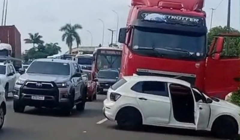 Acidente entre carreta e carro deixa veículo atravessado na avenida Torquato Tapajós