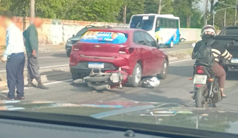 Acidente entre carro e moto causa lentidão na Torquato Tapajós