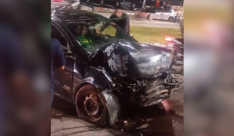 Motorista fica ferido após colisão com carreta estacionada em Manaus