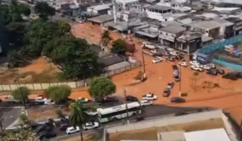 Vazamento na Coronel Teixeira causa interdição parcial e pode afetar abastecimento