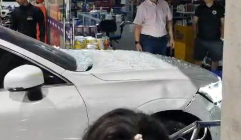Carro invade drogaria na Ponta Negra e causa danos materiais