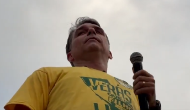 Flávio Bolsonaro classifica arremesso de ovos como tentativa de homicídio