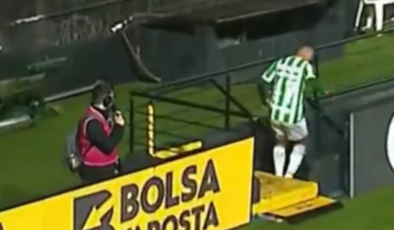 Jogador deixa campo para ir ao banheiro e volta para marcar gol decisivo