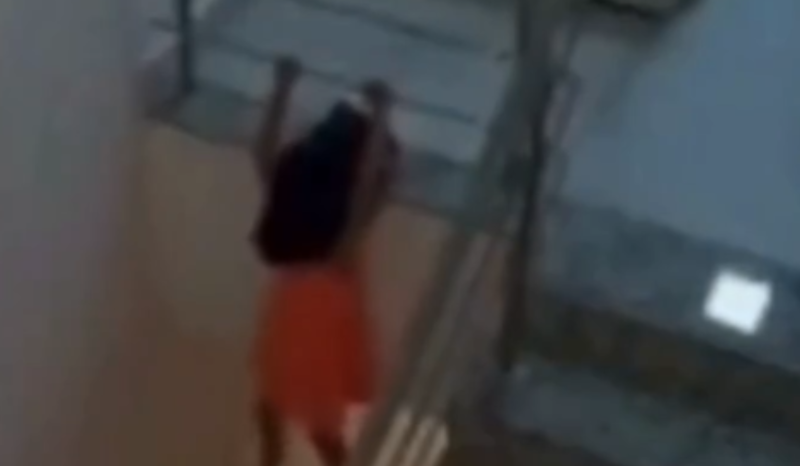 Vídeo de criança em situação de risco alerta para segurança em casa