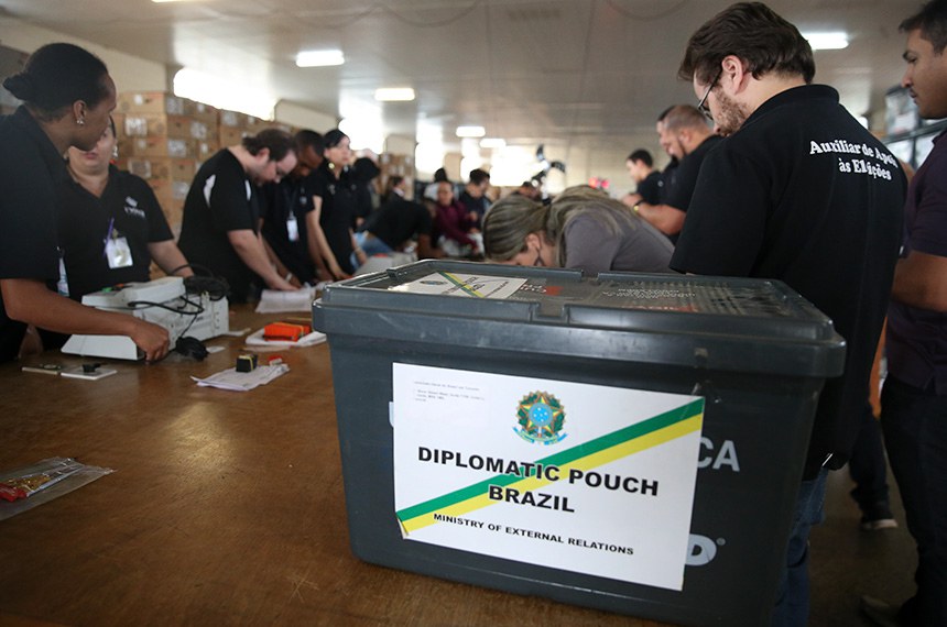 Brasil tem 918.876 eleitores no exterior para 2026; saiba como votar e justificar ausência