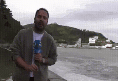 Jornalista é surpreendido por onda durante cobertura da tempestade na Espanha