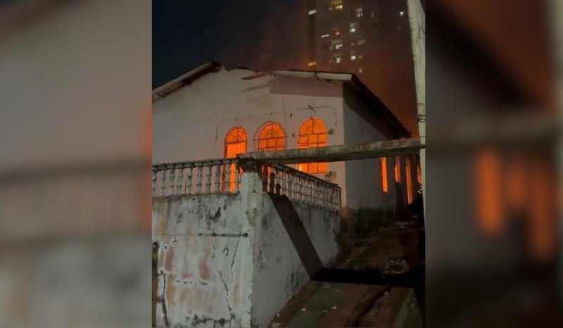 Incêndio devasta casa abandonada no bairro Aleixo em Manaus
