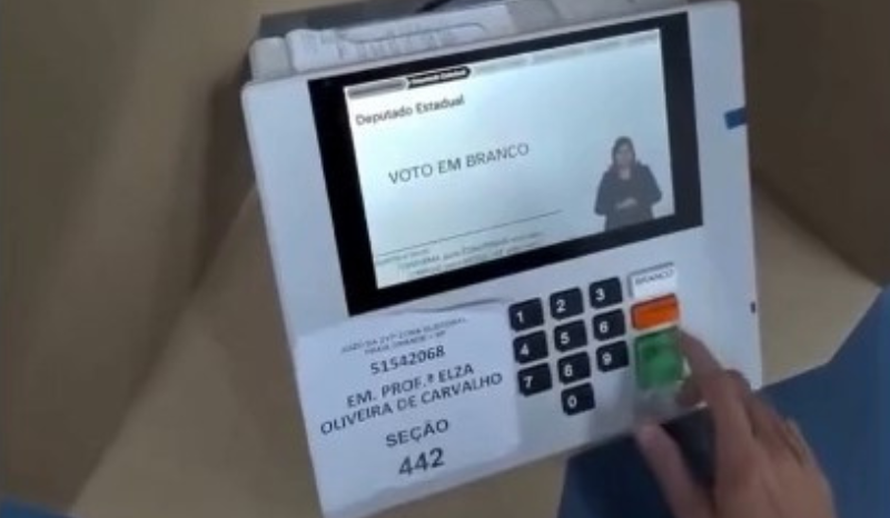 Influenciador grava voto com óculos inteligentes e critica políticos em SP