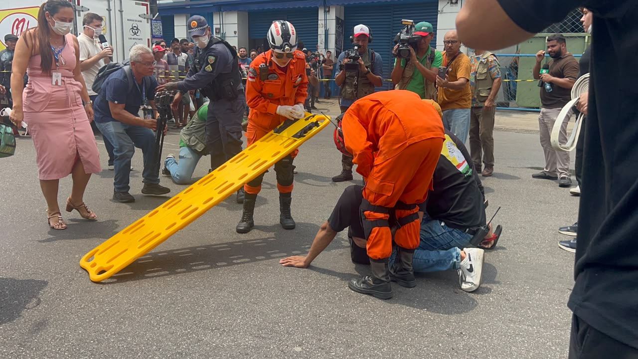 Incêndio em Manaus: resgate de vítimas que inalaram fumaça