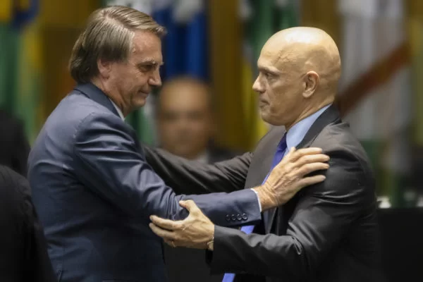 Moraes proíbe visitas a Bolsonaro por 30 dias e mantém restrição a Flávio
