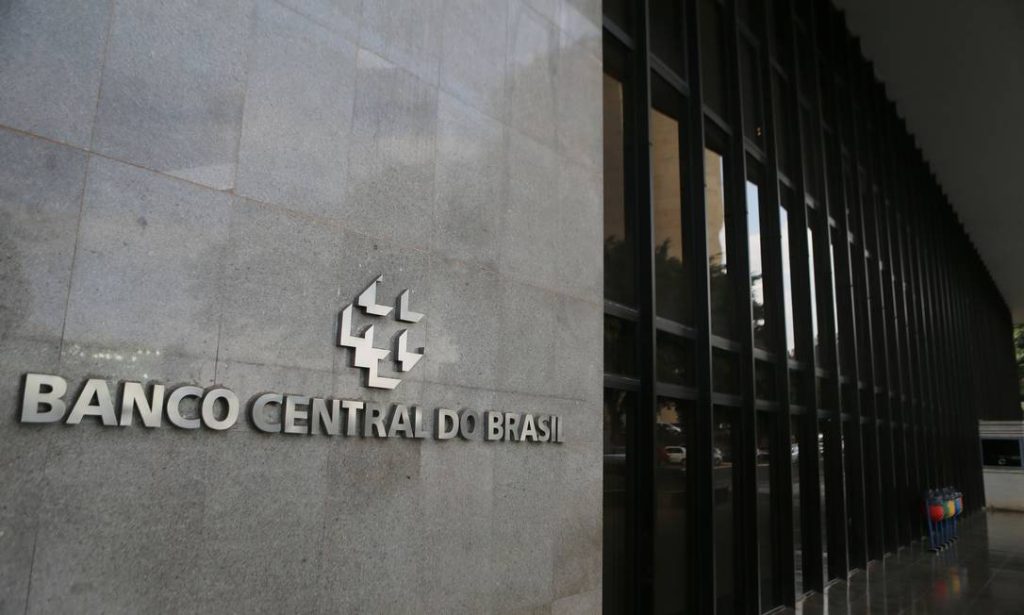 Atividade econômica do Brasil recua 0,7% em março, aponta Banco Central