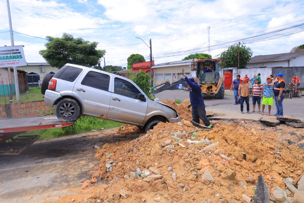 Motorista invade área isolada de obra e danifica drenagem em Manaus
