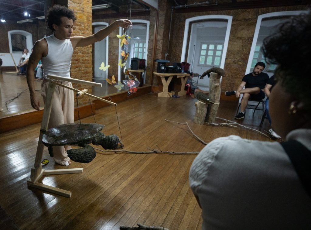 Espetáculo une arte e ciência em Manaus com tema sobre tartarugas e borboletas