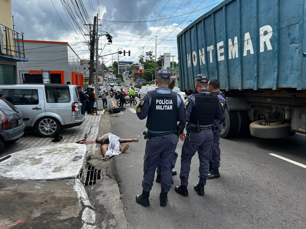 Motociclista morre após colisão com caminhão no bairro Cachoeirinha