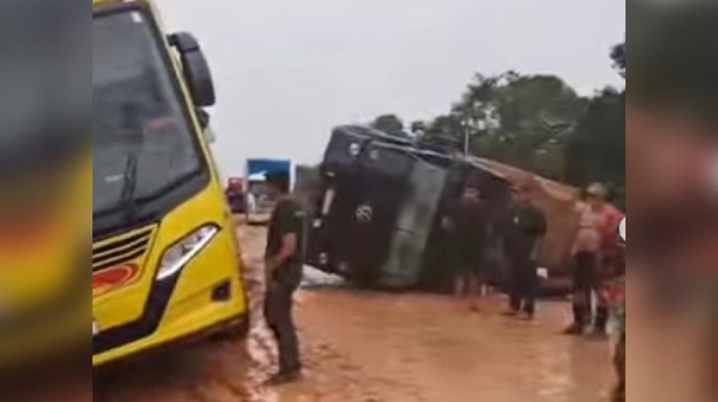 Caminhão tomba e causa congestionamento na BR-319 após chuvas