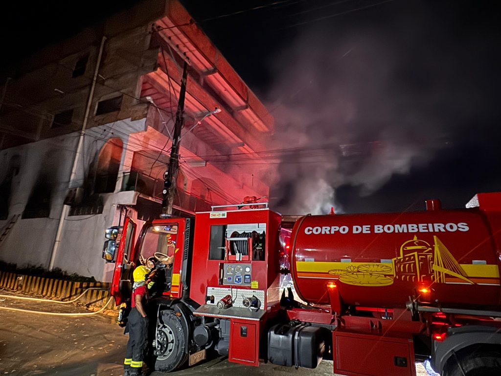 Incêndio em depósito de reciclagem atinge prédio no Lagoa Azul, em Manaus